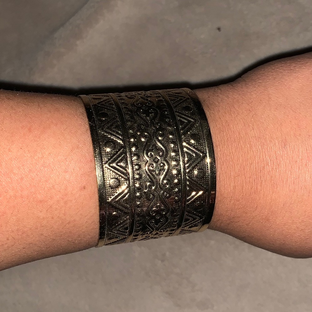 Pulsera ancha.